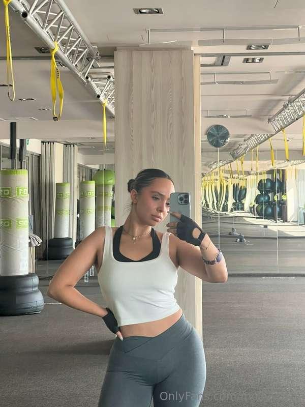 It's gym day! Need to work this ass out.🍑