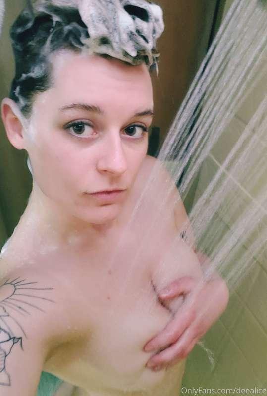 Long day babe? Come join me for a steamy shower!🔥😍