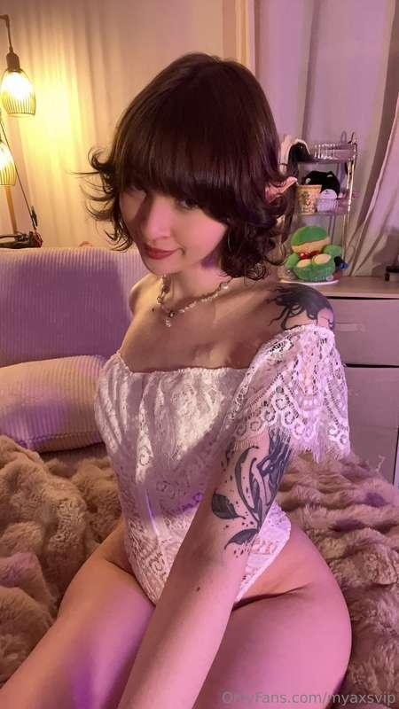 elf sluts love to take selfies