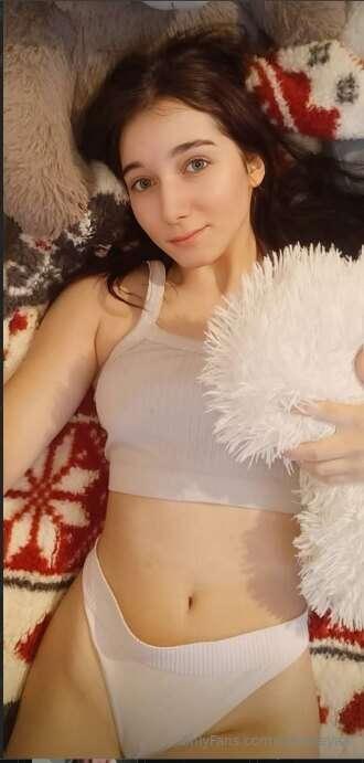 @your.little.oli🔥 @your.little.oli 🔥 RIGHT NOW WET 🤭💦SHE WAN..