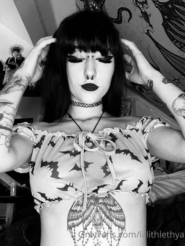 ✨🖤 your goth slut is back! 🖤✨