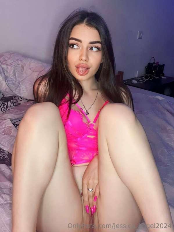 JUST TURNED 18 @ruby_ropez COLLEGE SLUT😏😈 SHE LOVE CUMSHOTS,..