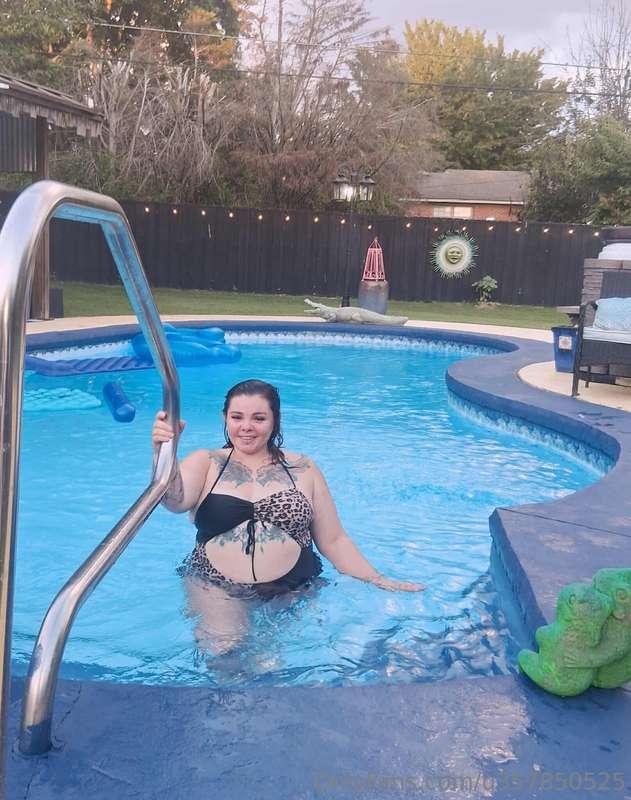 #advertisment Sexy thick tattooed slut with lots of toys loo..