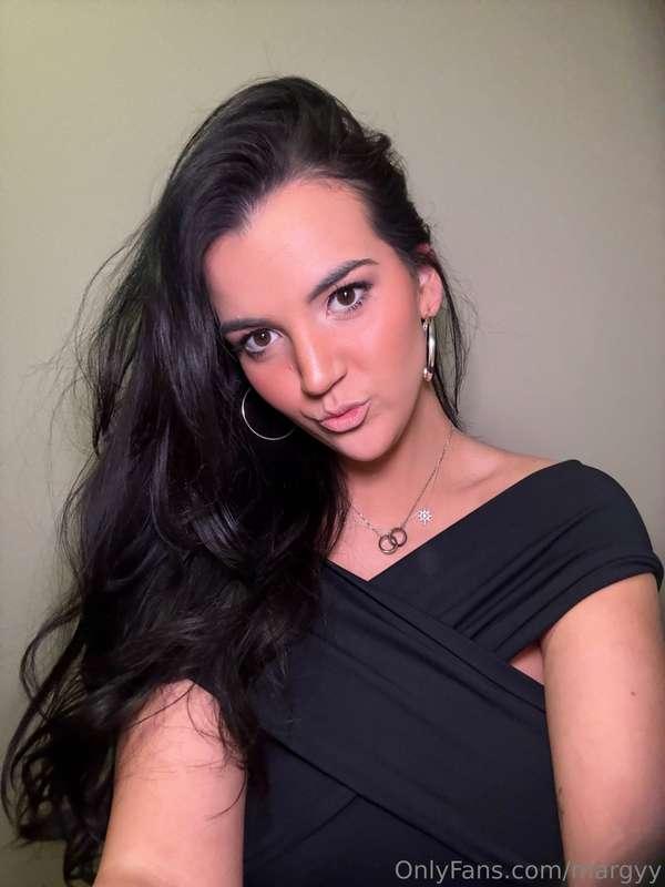 Spend the night in with me? 🖤 