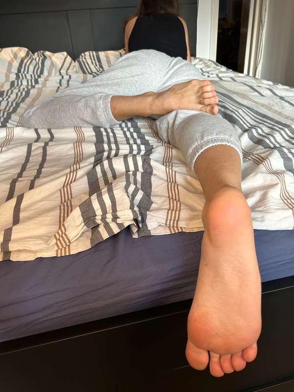 Would you worship my feet for a couple of hours while I'm te..