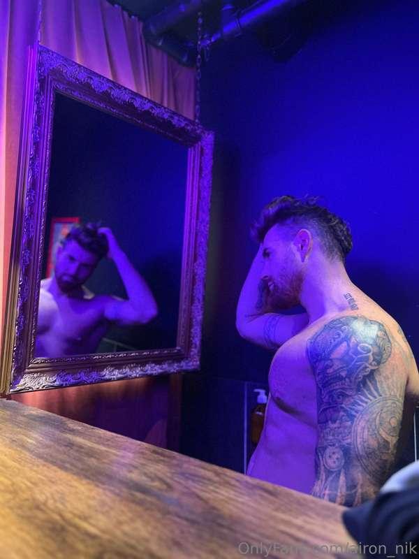 come and rub oil on my back while I look in the mirror💦