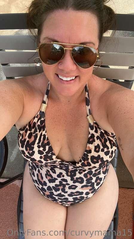Another morning at the pool 🖤