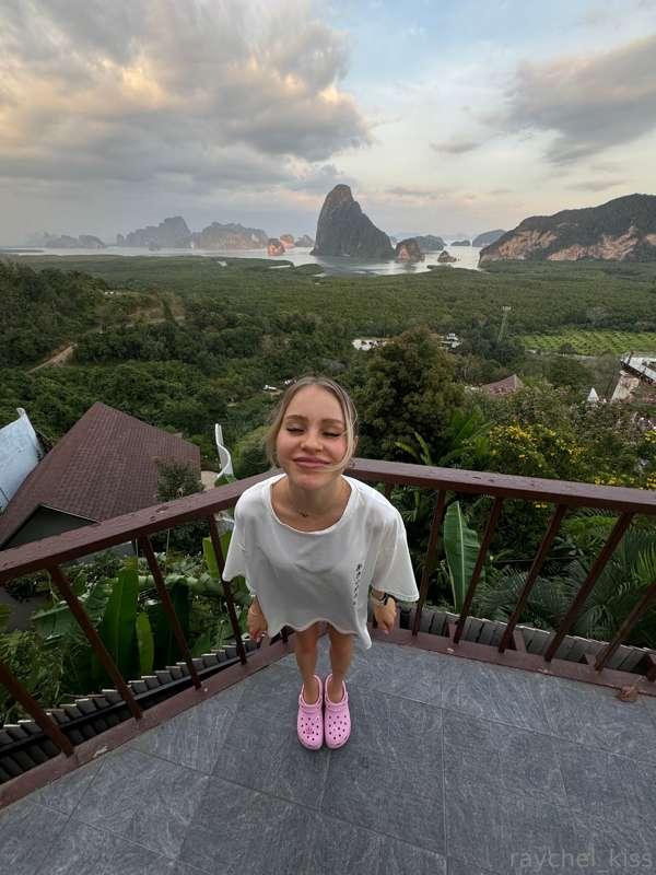 Look at the beautiful sunset behind me! But why aren't you b..