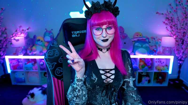 Live on http://twitch.tv/pinipy!! It's goofy goth girl hours..