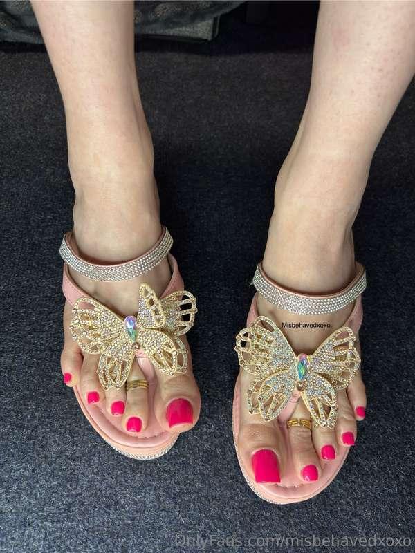 Pretty pink toes make the boys go crazy 🤪 