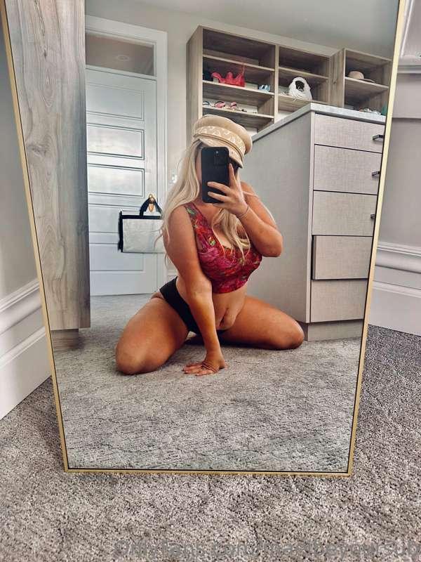 Do you like watching yourself in the mirror when you have na..