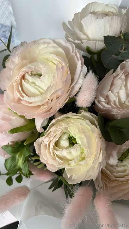 Here you can see what my favorite flowers are💖 Can you guess..