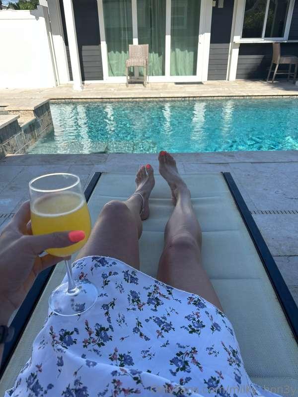 Soaking up my last day in Florida. ☀️ Happy Sunday. 💗 🌴