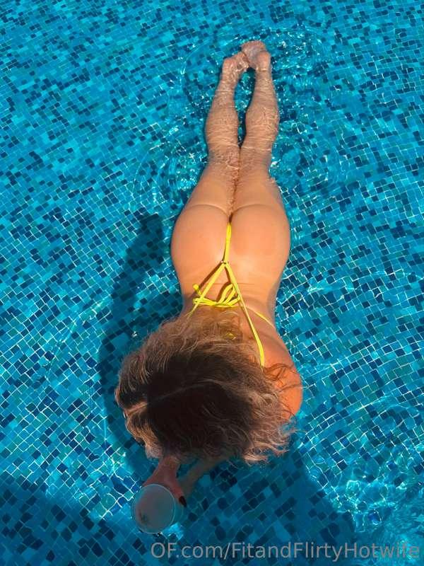 Slingshot bikini for the pool party 💛🎉💙