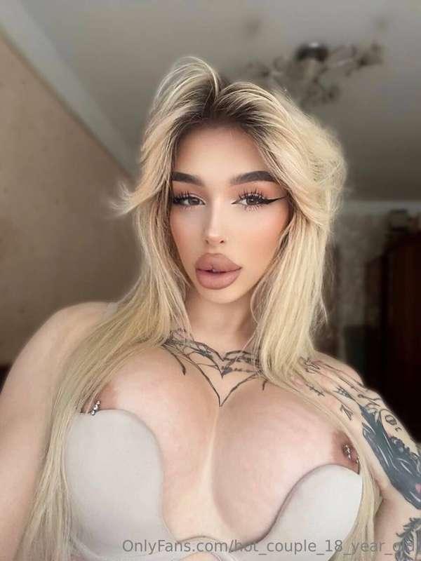This cutie @little_ley_la is online and horny! Show her some..