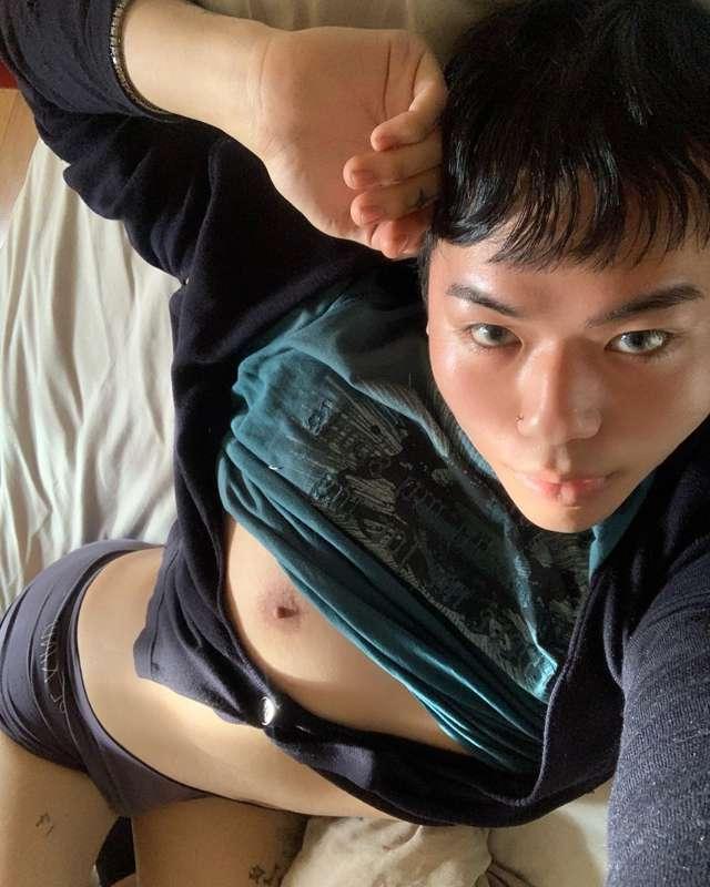 just some slutty selfies today 🖤 looking for a big cock to r..