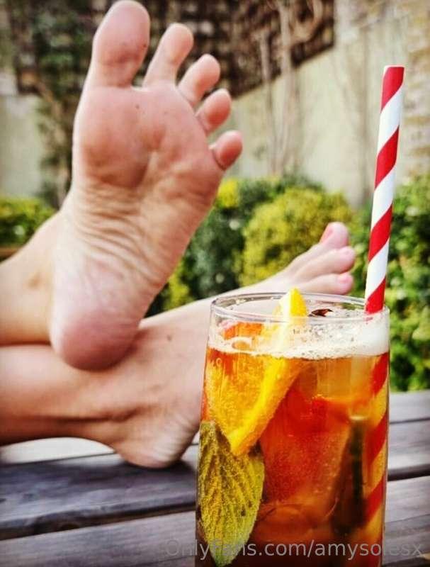 Two of my favourite things…. Being barefoot and cocktails 🥳 ..