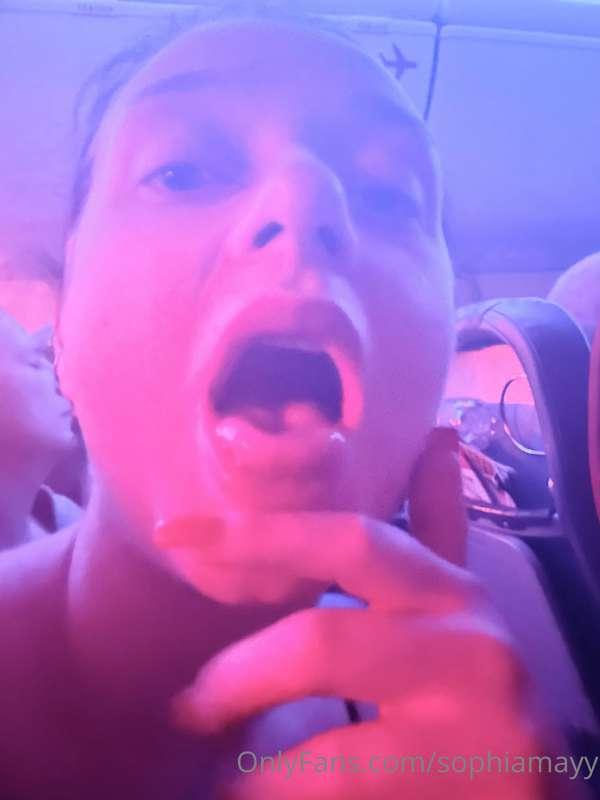 I gave head on the plane and he came in my mouth 😍