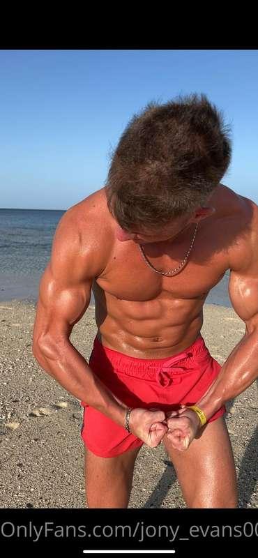 U guess who is sexiest guy at the beach😉?