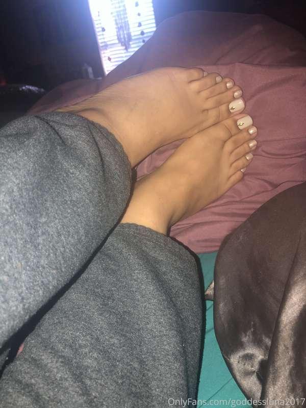 goodmorning from me and my new creamy pedi 🤍.. giving me sno..