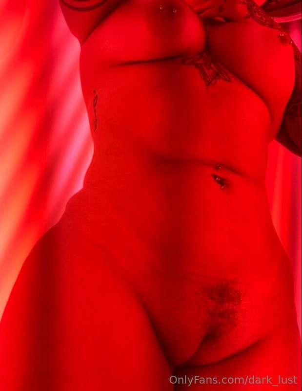 Nudes during red light therapy are the best kind… 🥵
