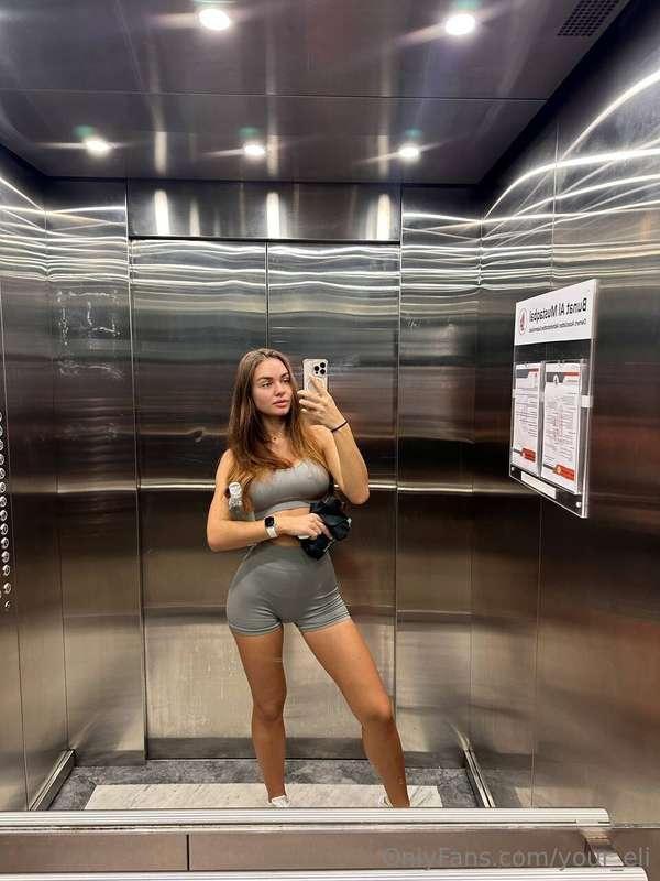 Some connections don’t start with words.🎀 They begin in sile..