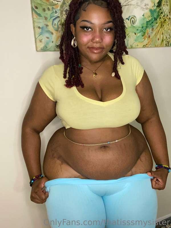 My chubby pussy show through everything I wear 🐱😩💦tip five d..