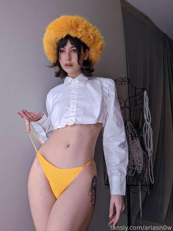 *snaps thong strap*

#brunette #goddess #ariasn0w #freetofollow #model #egirl