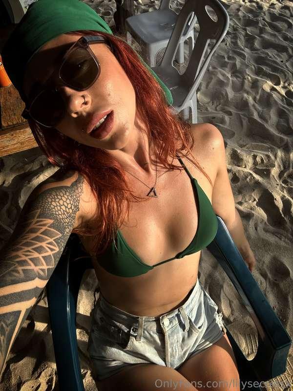 Feelin the beach vibess 🏖️ whats your fave outdoor activityy..