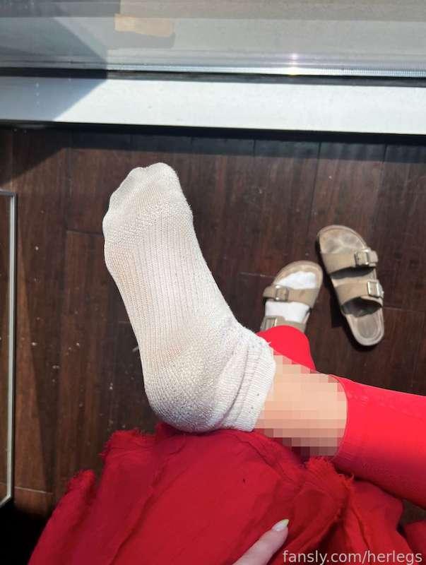 I literally didn't even thought that there was a group of losers that would love my sweaty socks, as much as you losers do. 🤭

Say good morning to my socks. 

You are definitely not real men lol 😈