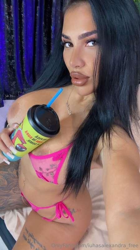 Coffee or me? 🔥🔞@iuhasalexandra_vip 