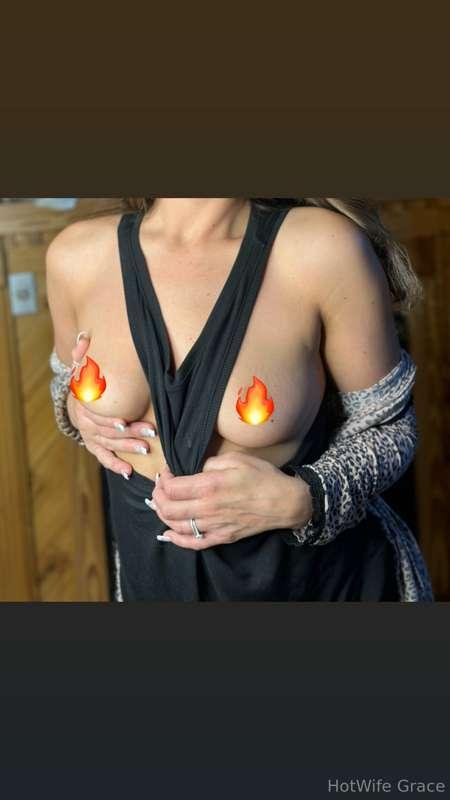 Sitting by with fireplace and just couldn’t help myself 😉🤩

..