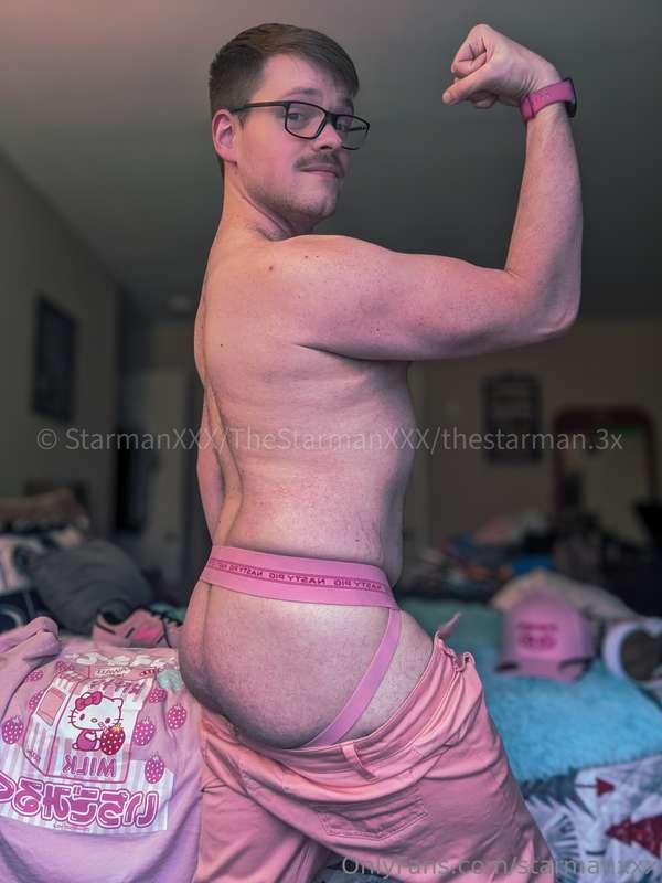 Your beefy, gaymer boyfriend has a Valentine's Day gift for ..
