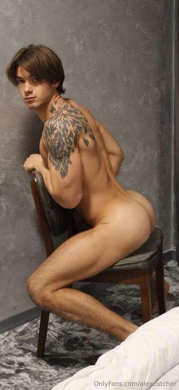 A chair for one but room for two in my mind 😈