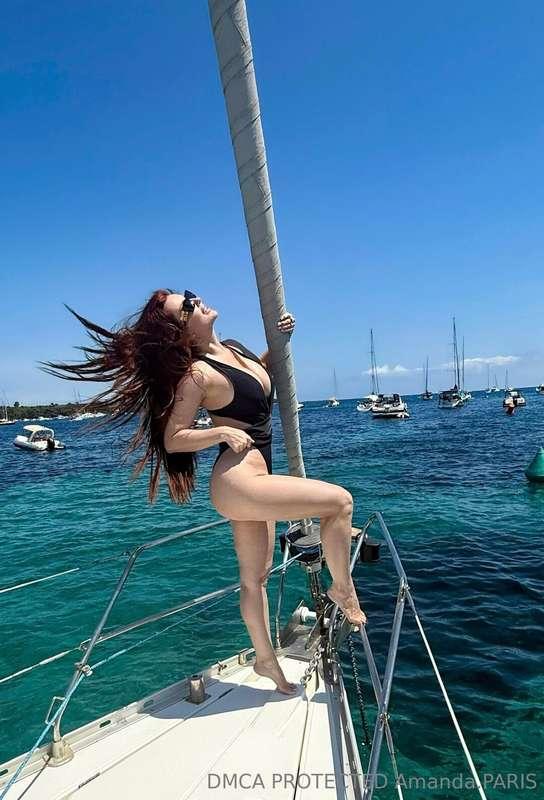 Sun’s out, legs out. Come aboard, baby 😘⛵️