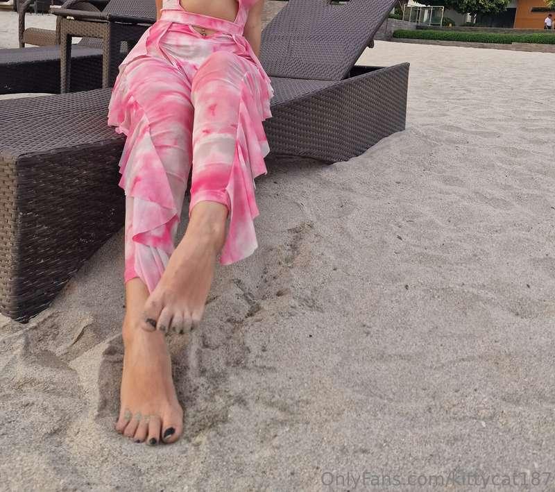 For more private feet content message me👣🔥