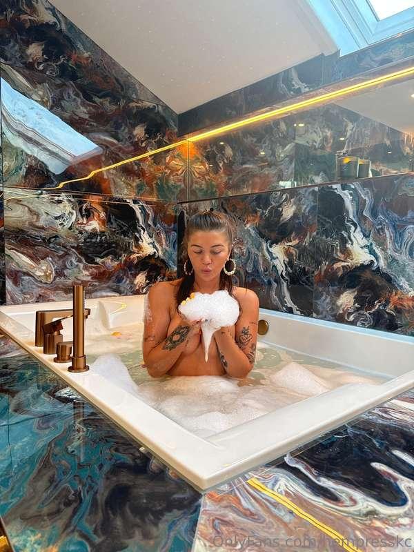 I’m curious 🧐 Do you wake up hard every morning?..