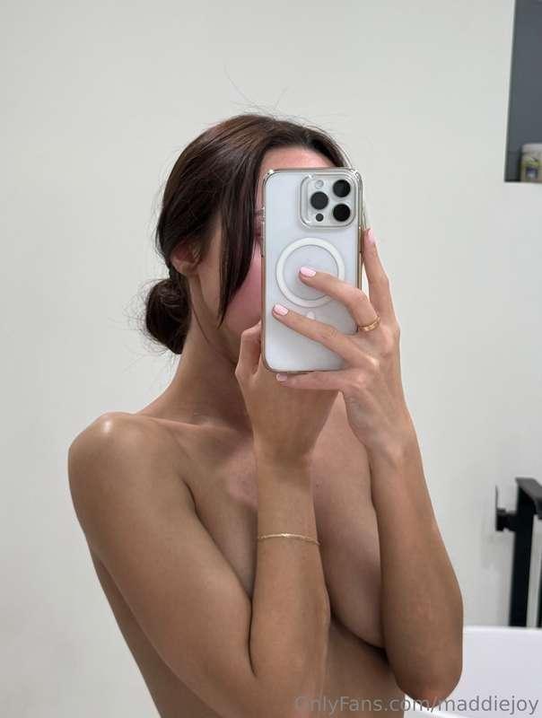 naked mirror selfie 👀