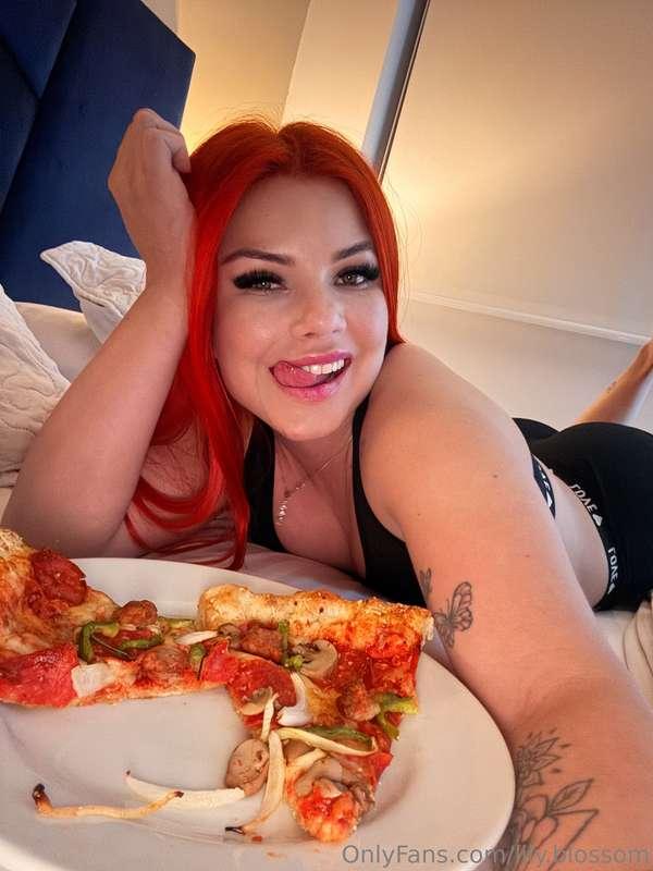 Late-night cravings hit different when it’s pizza & vibes 🍕😜..