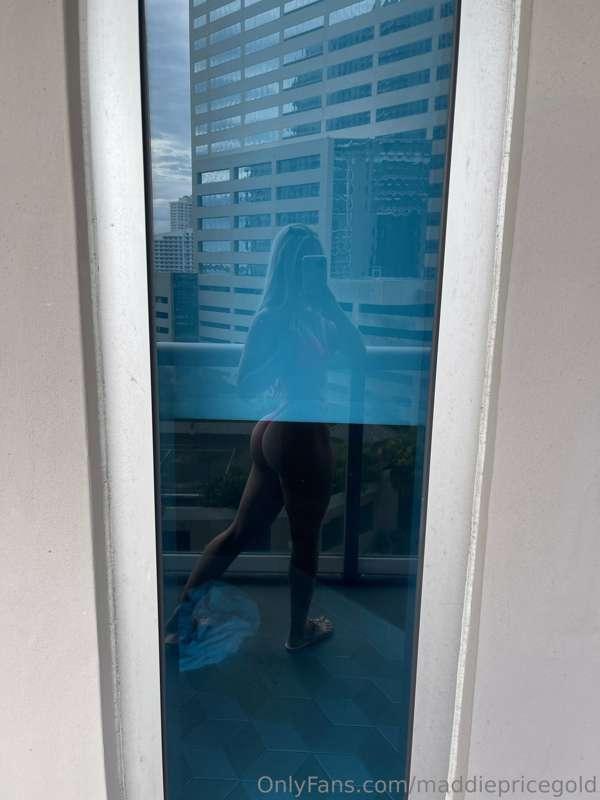 hehe do u see my 🍑 in the reflection🙈