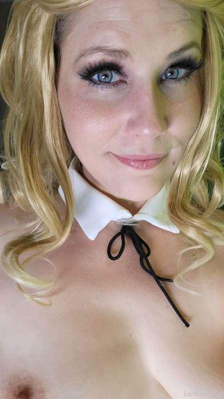 I meant to post these earlier!! 😋 Blonde nudes