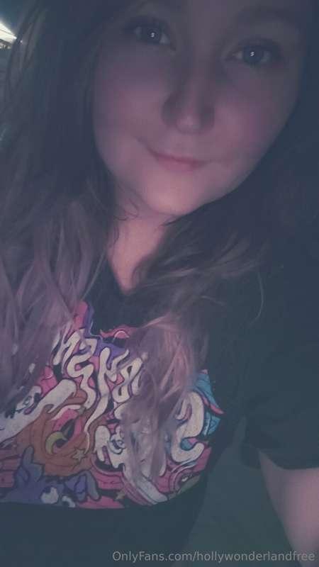 mmmmm I'm dripping under the tshirt 😘