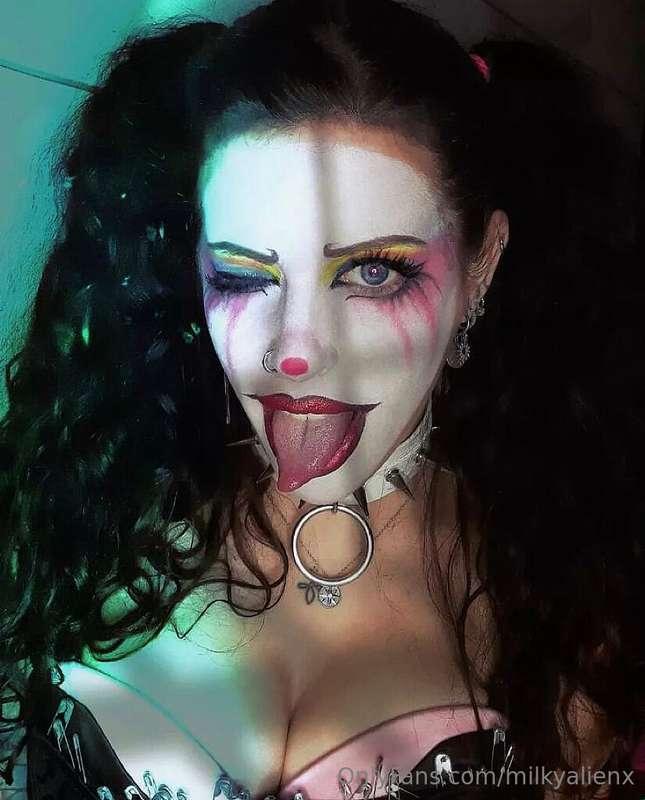 🇬🇧 Ever wondered what a whimsical ahegao clown might dream u..