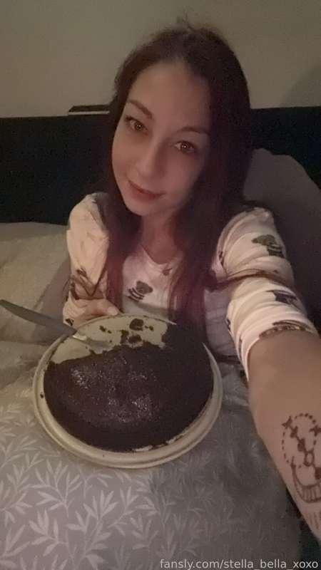 If anyone wants me I’m in bed eating chocolate cake 😂

Happy Boxing Day 🥳

#fyp #cake #food 