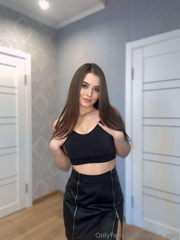 I bought a new skirt. Leather drives me crazy.🤤  How do you ..