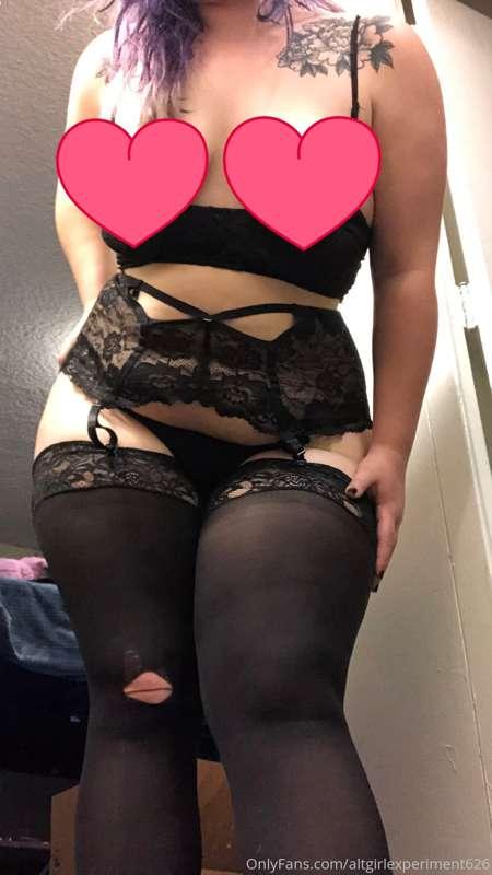 R.I.P. my favorite stockings 🥺 I still look sexy in this lin..