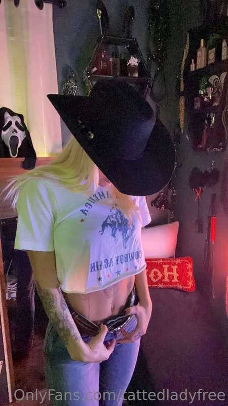 Comment below if you love tattooed cowgirls 😌
@tatted_lady