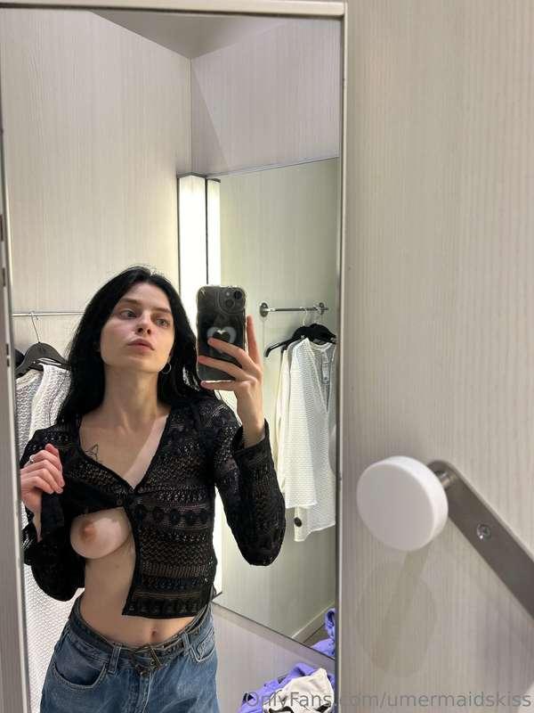 A selfie in the fitting room? I love it!❤️