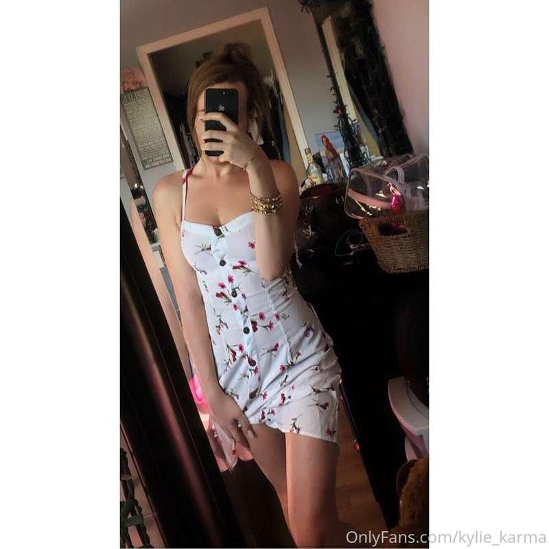 I’m kinda into dresses right now..🌺
Daddy, can you rip this ..