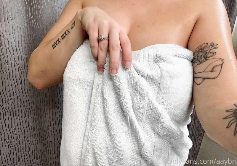 Fresh outta the shower 💦
Should I post more pics/videos toni..